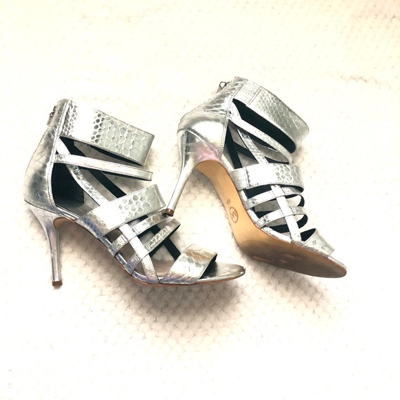 Michael Kors Shiloh Open Toe Silver Sandals - Picture 6 of 11